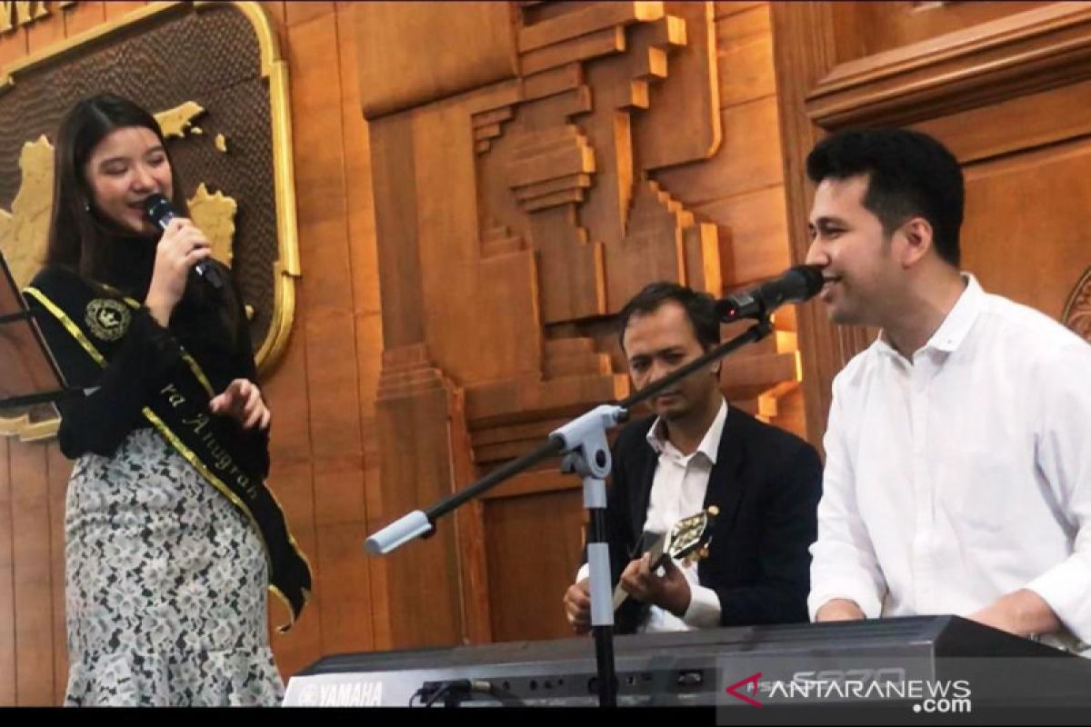 Ditawari lagu karya Emil Dardak, Tiara Anugrah kaget campur senang (Video)