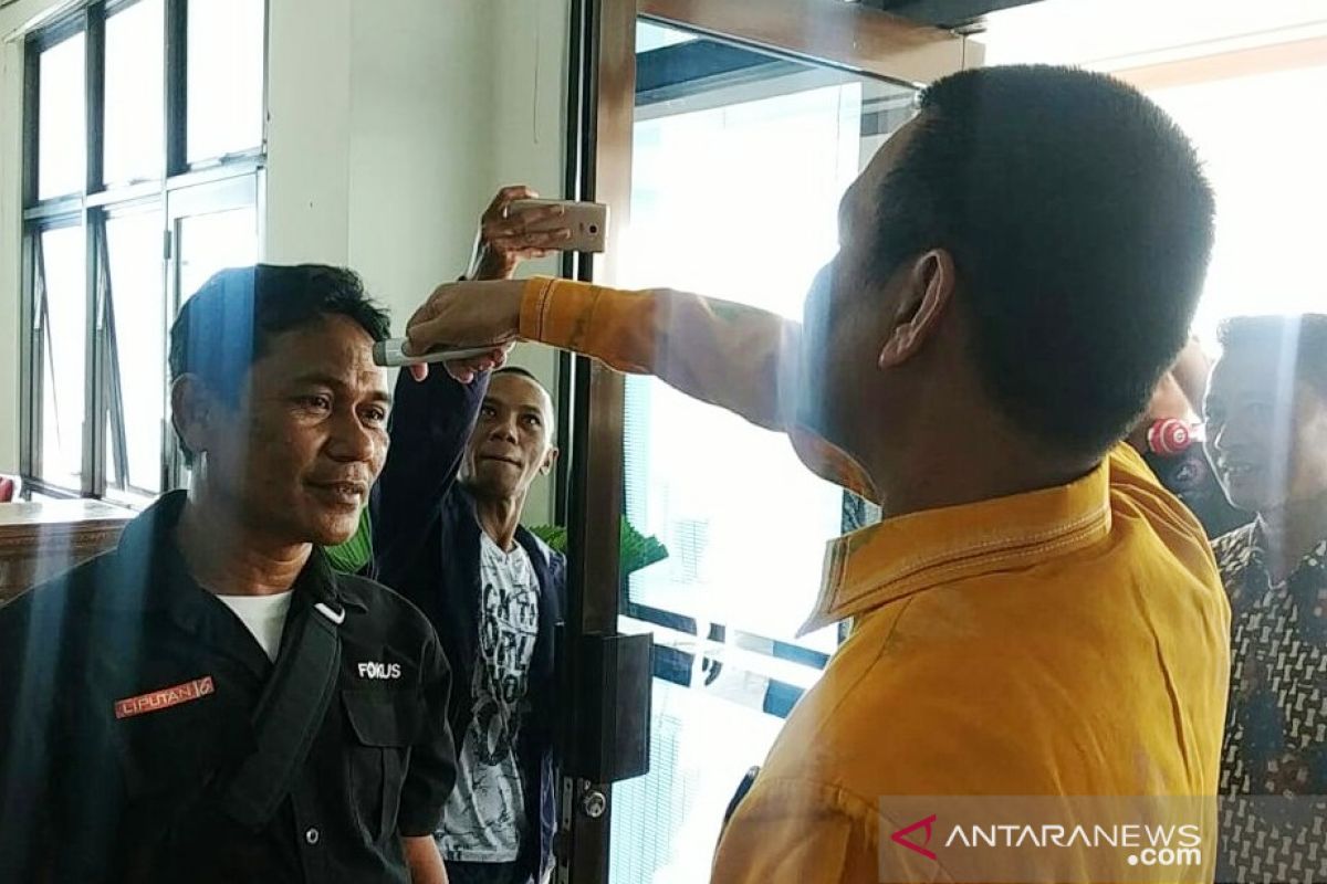 Pemko Pariaman periksa suhu tubuh ASN dan tamu kantor wali kota cegah penyebaran virus corona