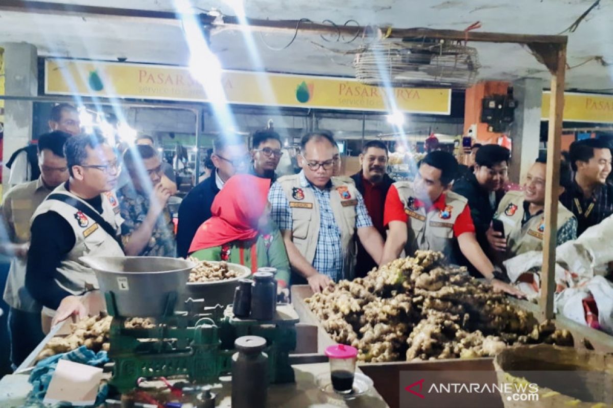 Satgas pangan mengecek ketersediaan "empon-empon" di pasar Surabaya