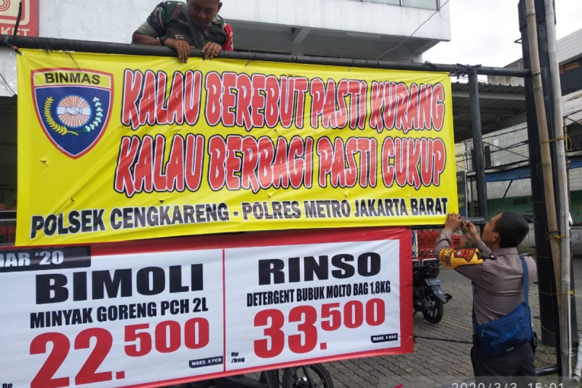 Aksi dini Polres Metro Jakarta Barat atasi "panic buying" masyarakat
