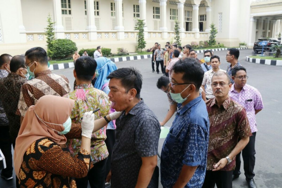 Manajemen PTPN IV pemeriksa suhu tubuh karyawan dan tamu