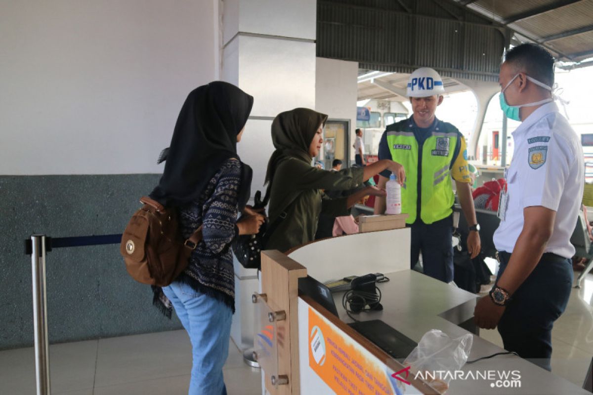 PT KAI sediakan hand sanitizer dan bagikan masker cegah corona