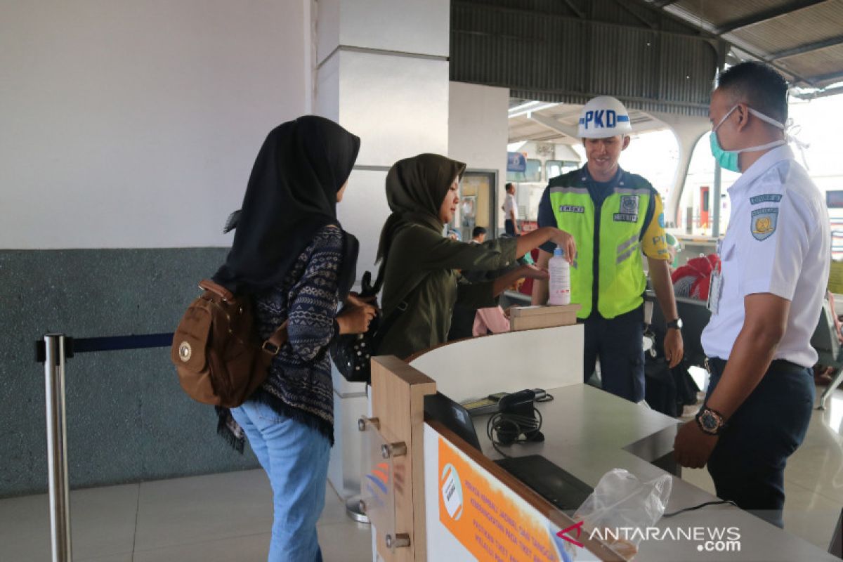 PT KAI Sumbar sediakan hand sanitizer dan bagikan masker kepada penumpang cegah corona