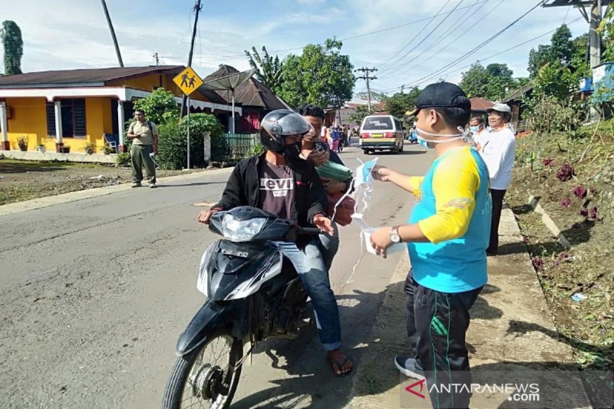 Ditengah merebaknya kabar virus corona, Camat Angkola Timur bagi-bagi masker