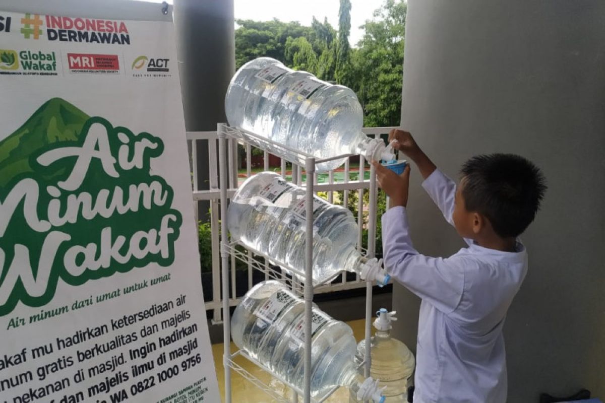 ACT Sulsel bagikan air minum dan makan ke mesjid