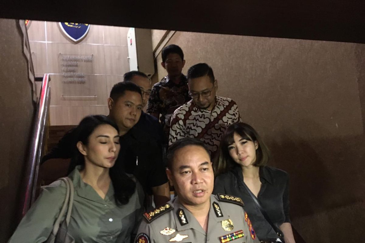 Gisel dan Tyas Mirasih diperiksa tujuh jam terkait pembobolan kartu kredit