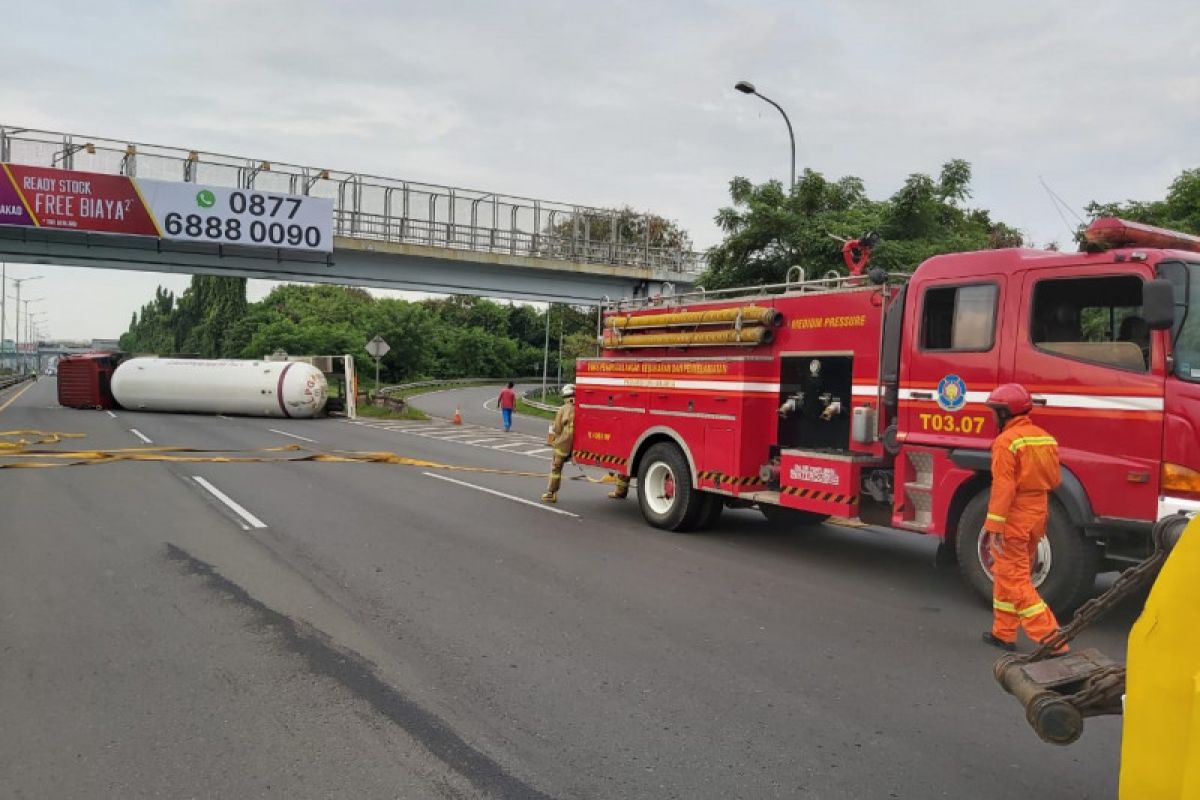 Truk bermuatan LPG 15.000 kg terguling di JORR