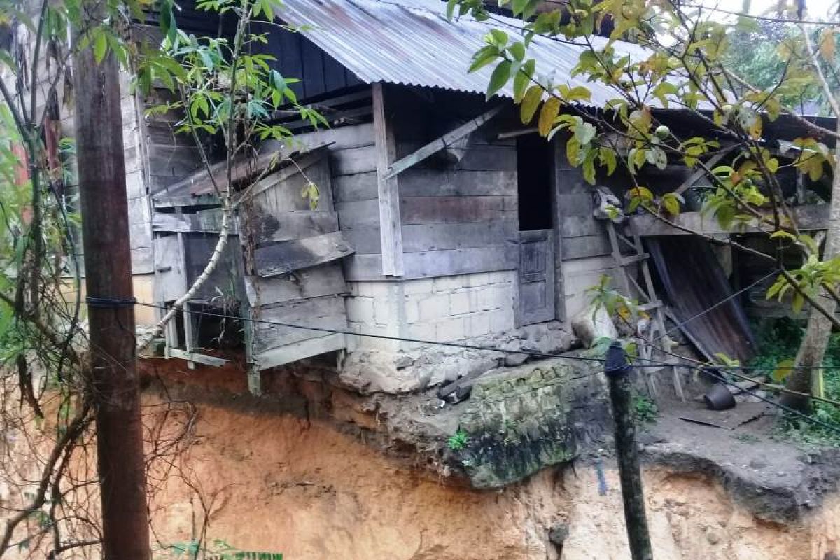 6 rumah terancam amblas, warga minta perhatian Pemkab Tapsel