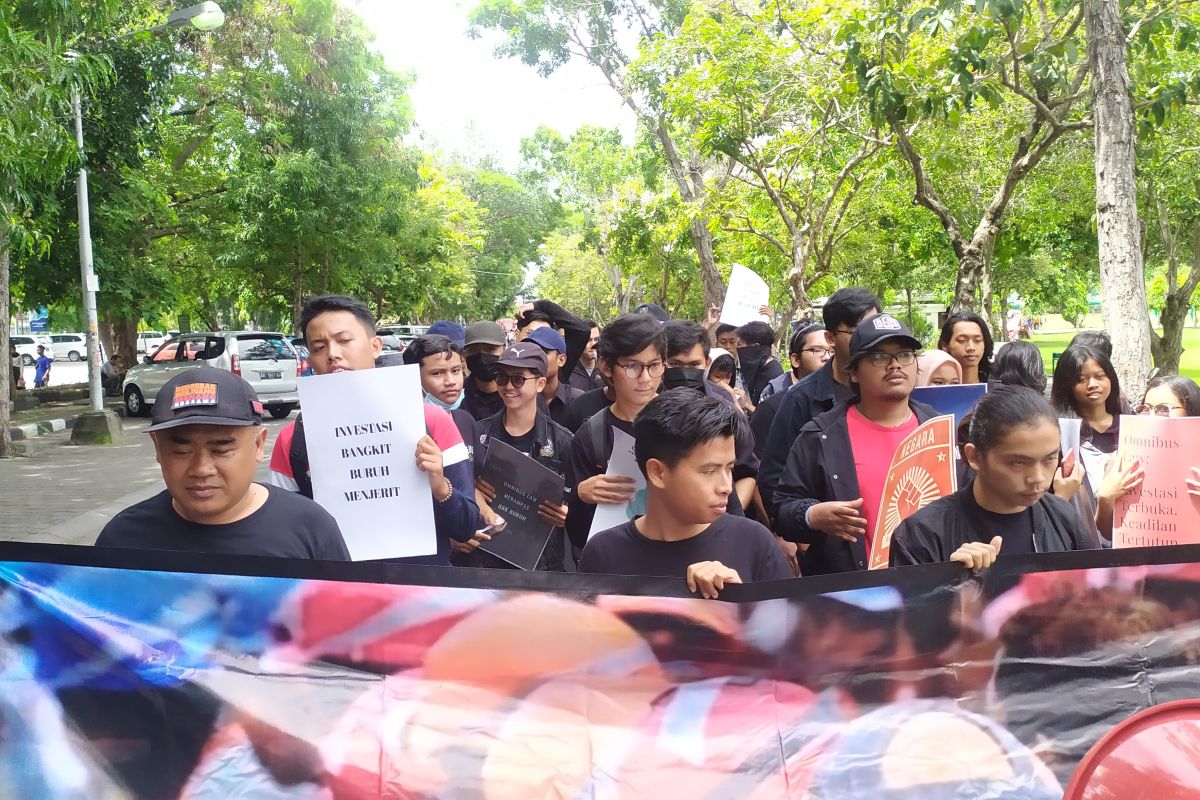 FSPM Bali demo menolak RUU Omnibus Law