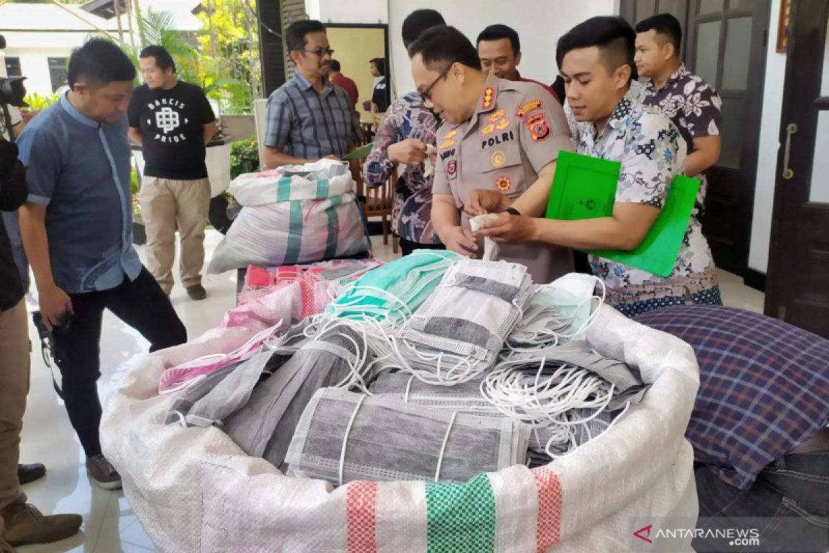 Polisi sita dua karung masker saat penggerebekan sebuah rumah di Bandung