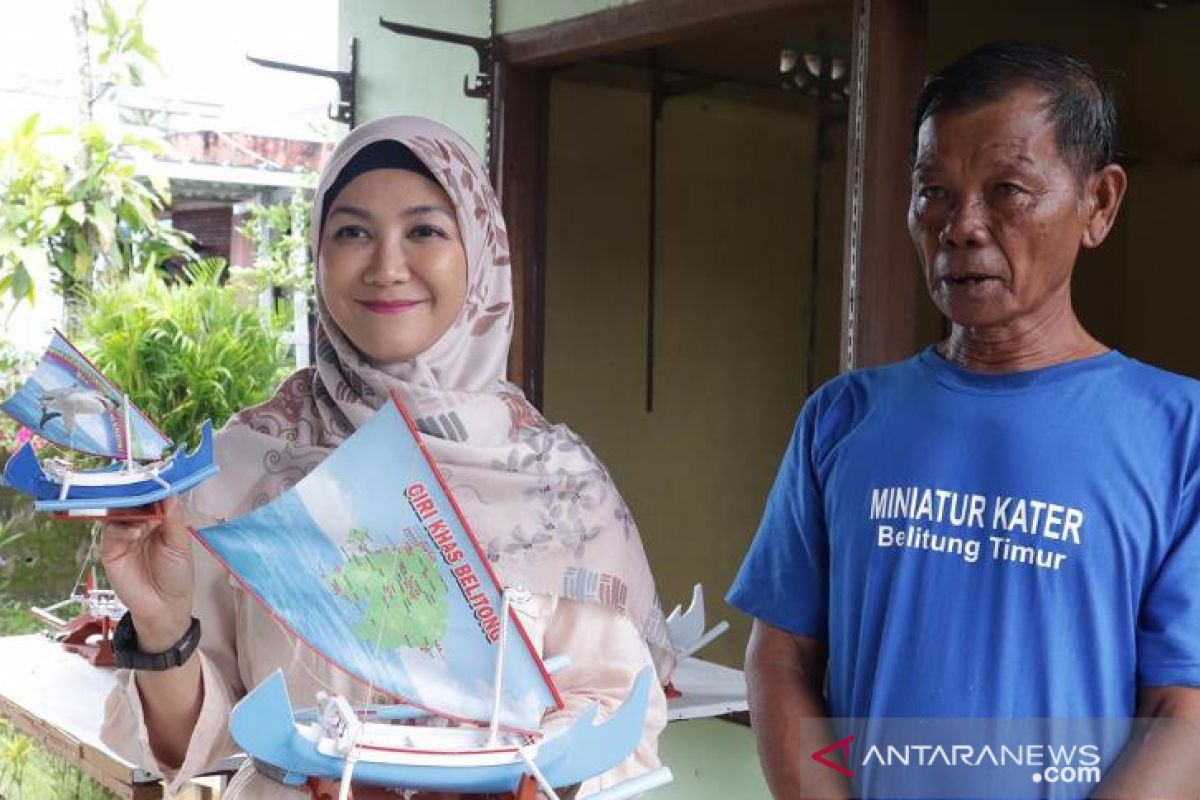 Ketua Dekranasda Babel Kunjungi Kerajinan Miniatur Kapal Kater di Beltim