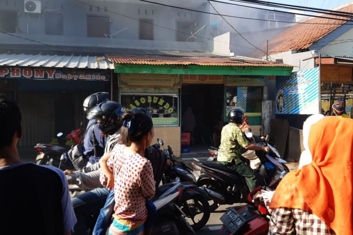 Kebakaran toko pakaian di Pasar Pisangan akibat korsleting