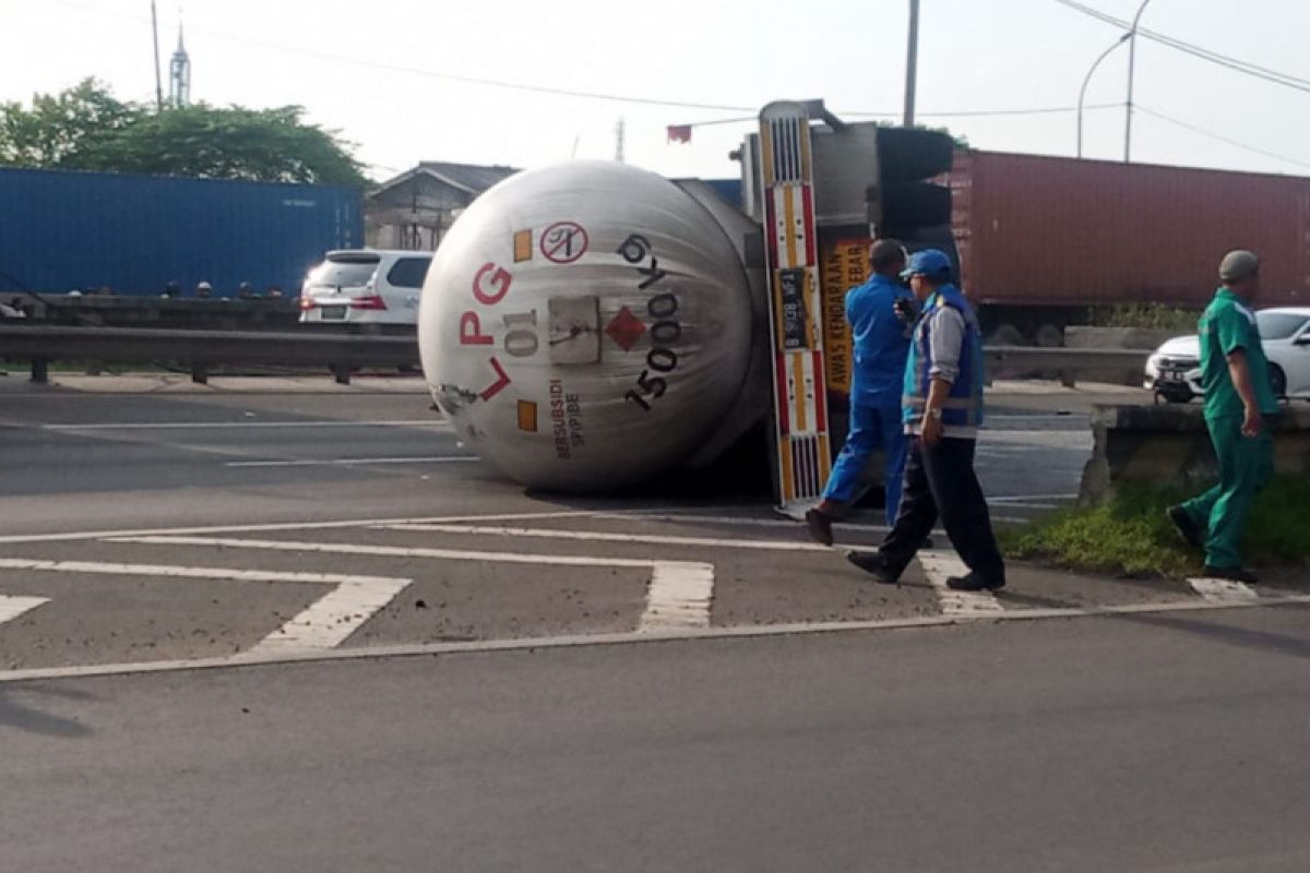 Truk trailer LPJ terbalik di dekat Pintu Tol Cakung Barat