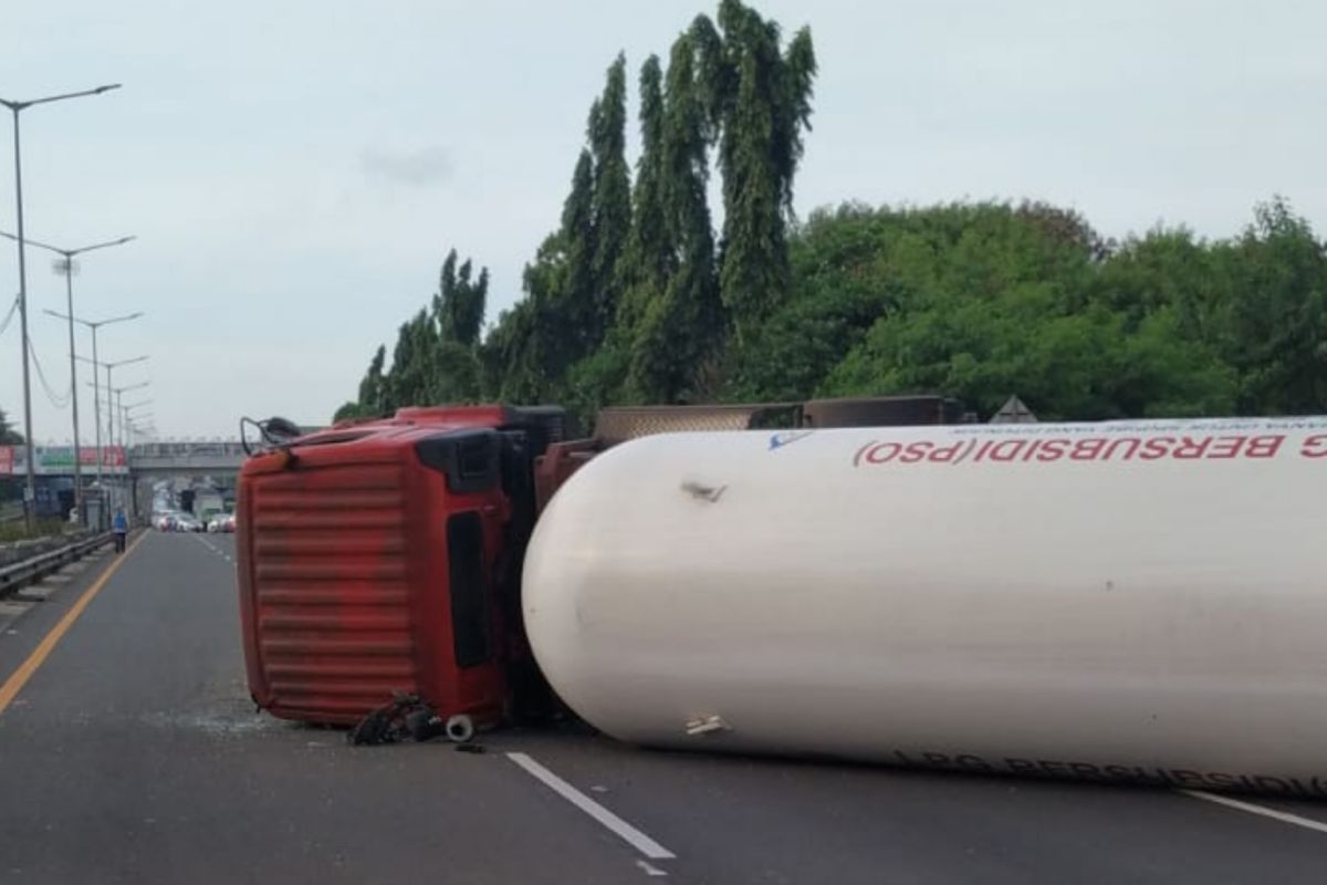 Truk trailer LPJ terbalik