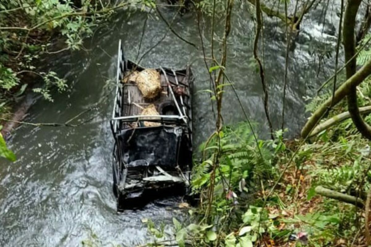 Mobil barang masuk jurang di Dolok Silau, satu penumpang 