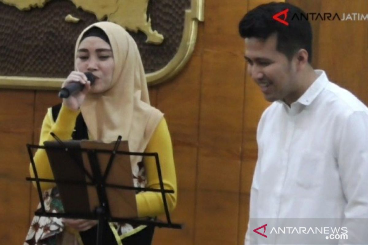 Tak Mau Kalah, Mama Tiara duet bareng Emil Dardak bawakan lagu BCL