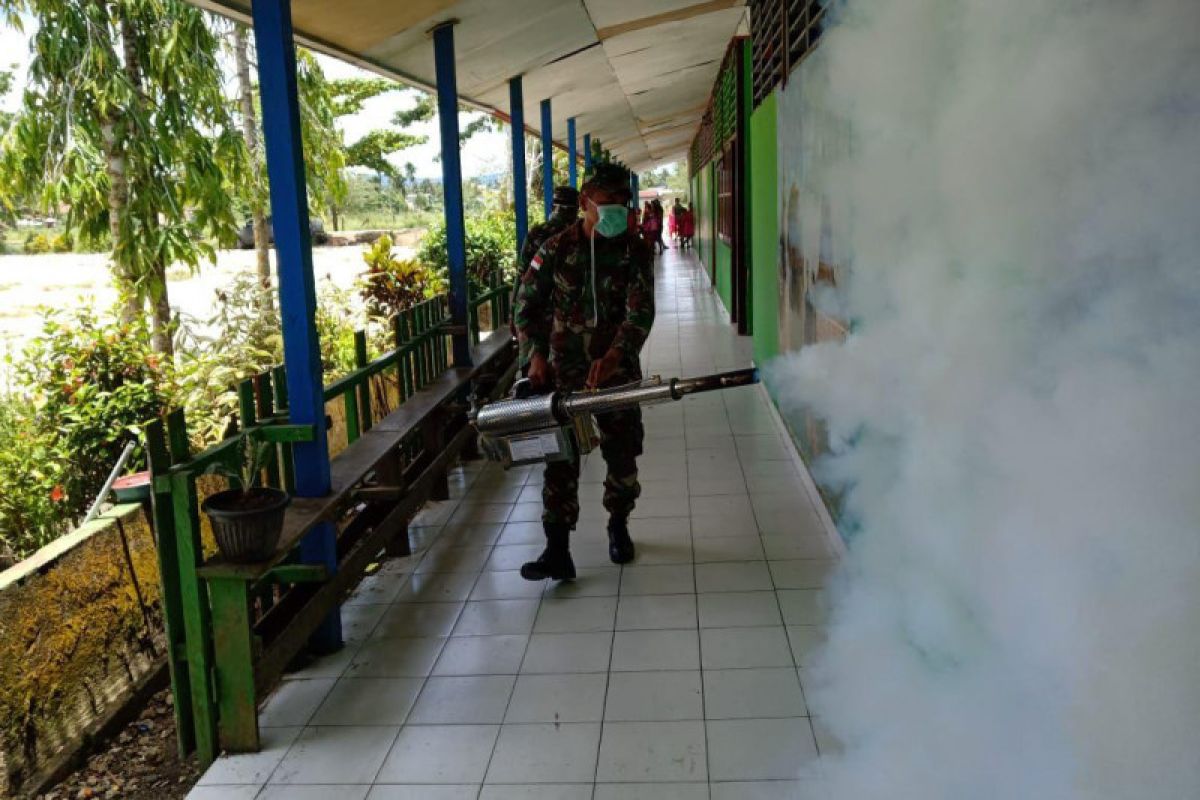 TNI lakukan pengasapan rumah dan sekolah untuk cegah malaria di  perbatasan