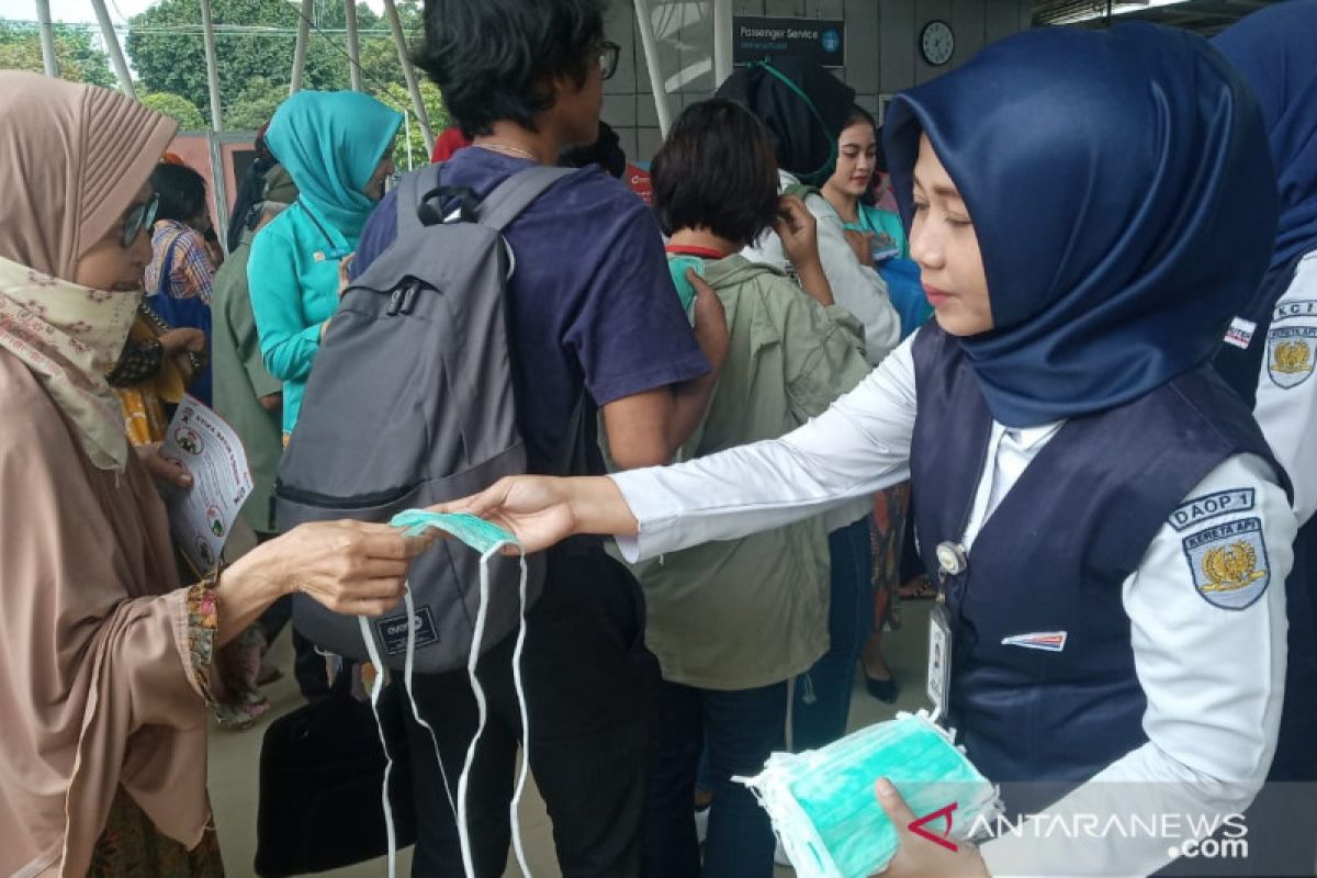 KAI bagikan masker ke penumpang di Stasiun Bogor cegah virus corona