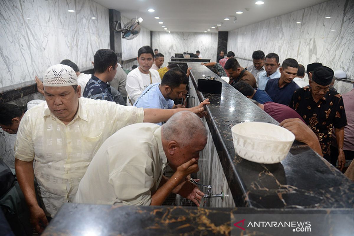 Tingkatkan kebersihan masjid cegah corona