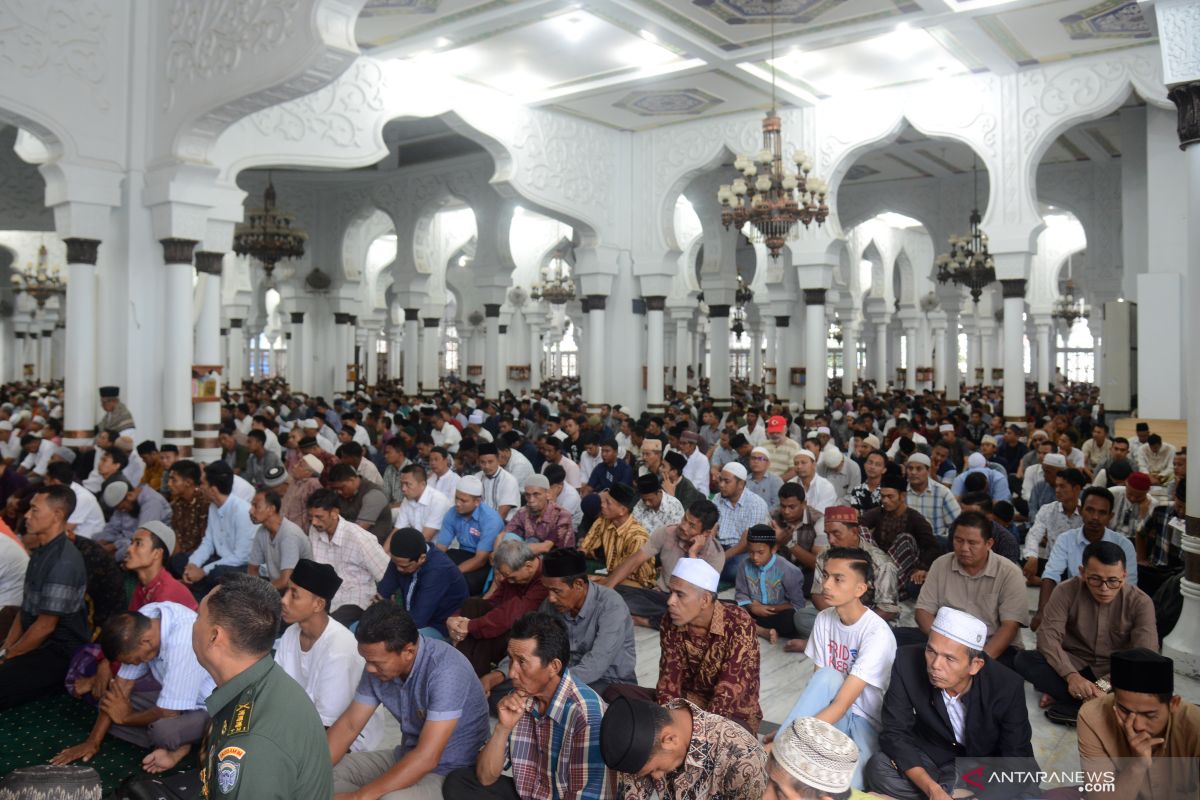 Bupati Indragiri Hilir tetap mengajak warganya untuk shalat Jumat di masjid