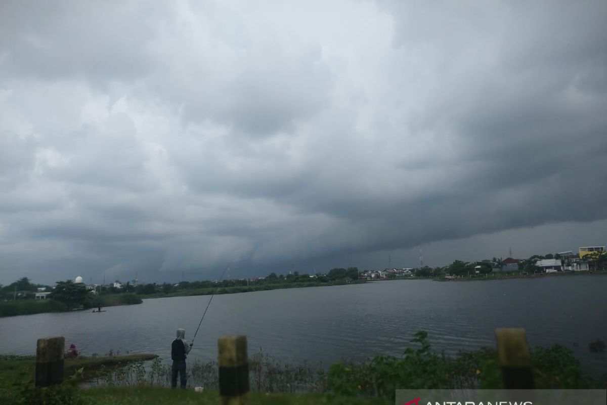 Sebagian wilayah Indonesia akan diguyur hujan ringan pada Minggu