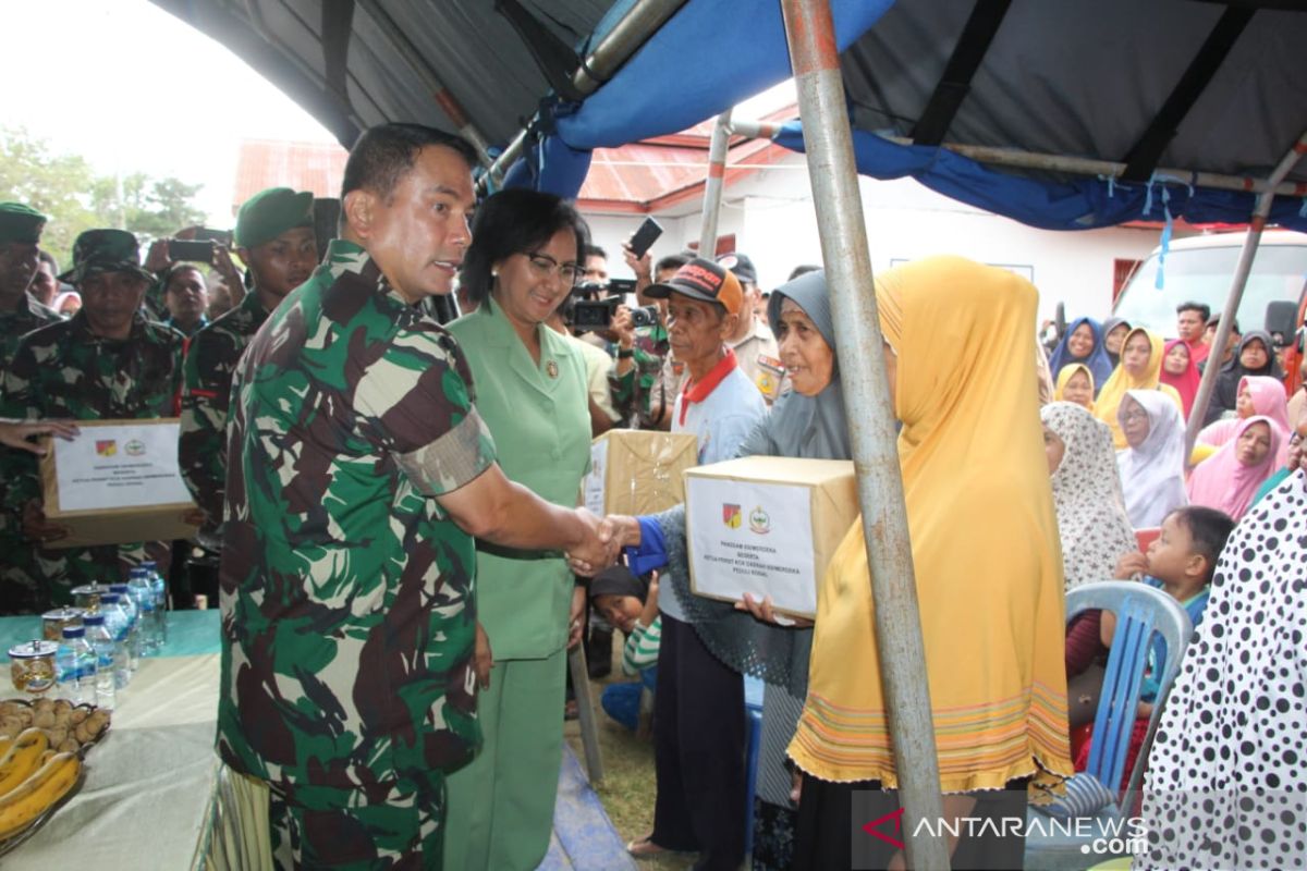 Pangdam Merdeka bagikan bahan kebutuhan pokok korban banjir Gorontalo