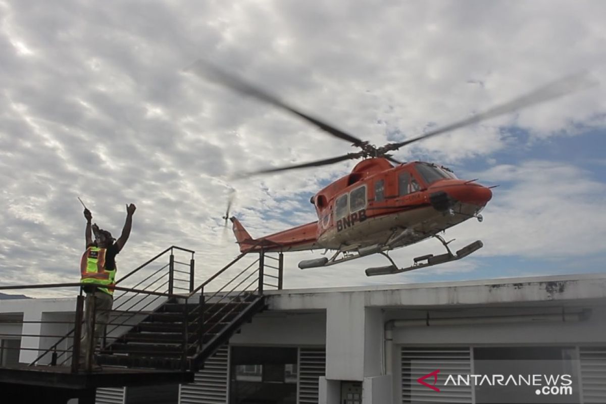 Helikopter BNPB mendarat di puncak gedung PU Sumbar