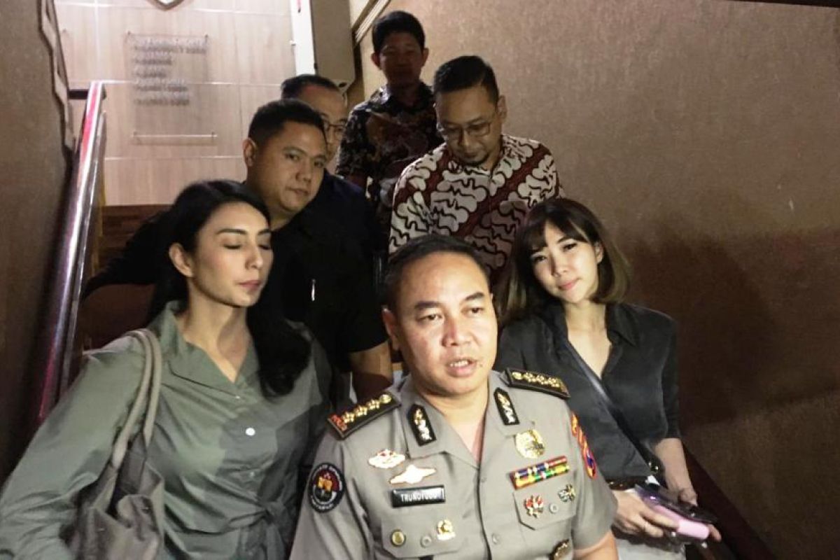 Gisel-Tyas Mirasih akui tak kenal tersangka kasus "carding"