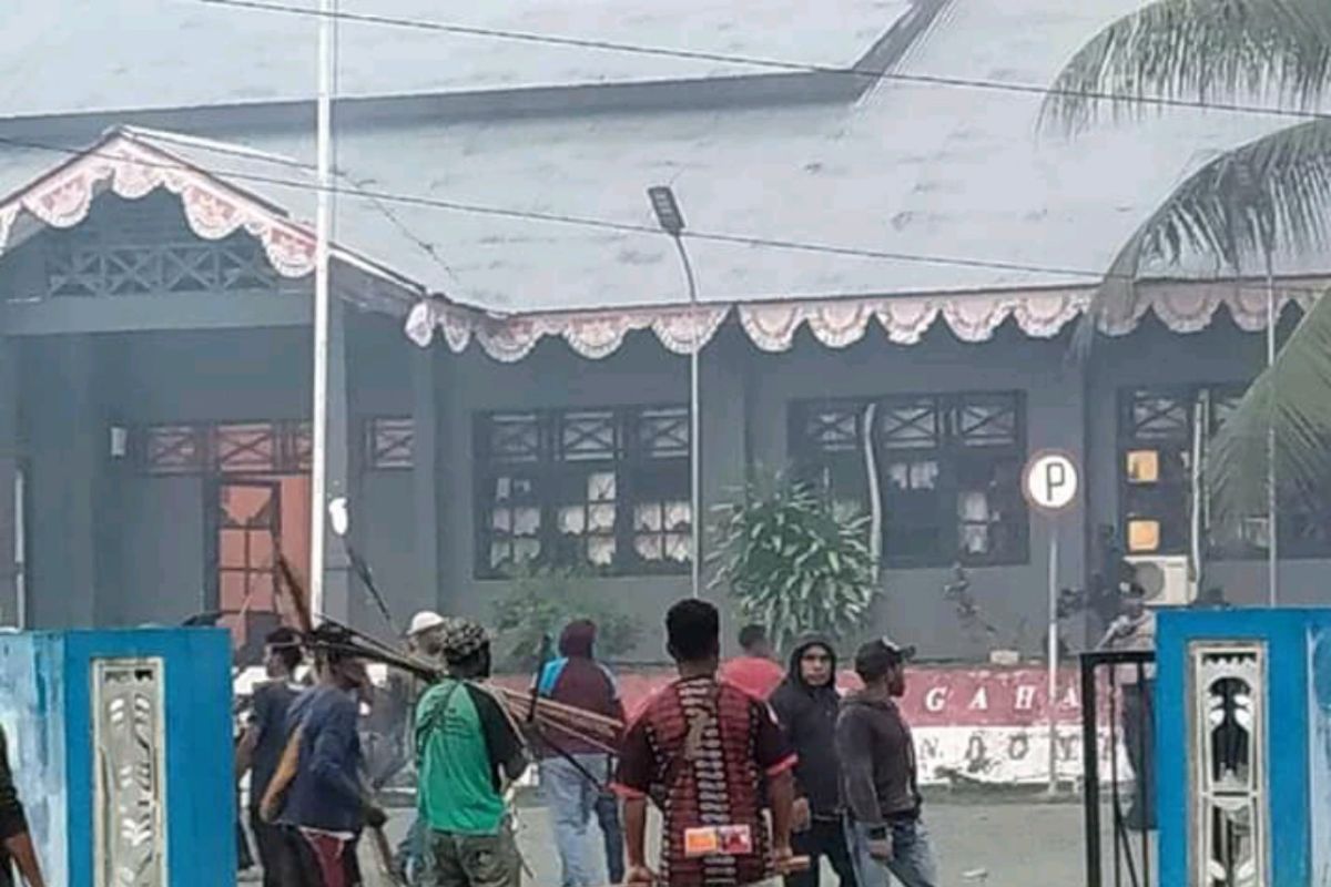 Polisi tegaskan situasi kondusif pascapembakaran Kantor Bupati Waropen Papua