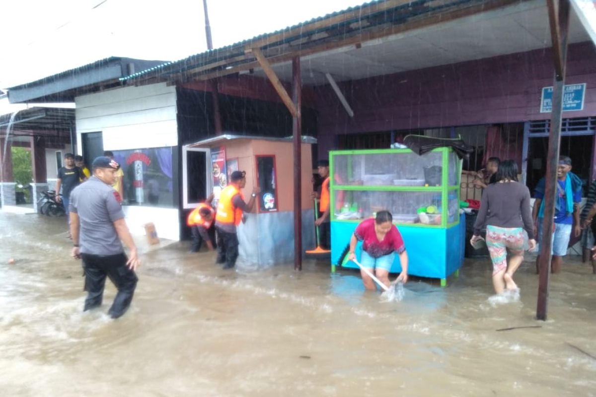 Brimob evakuasi korban banjir di Dobo