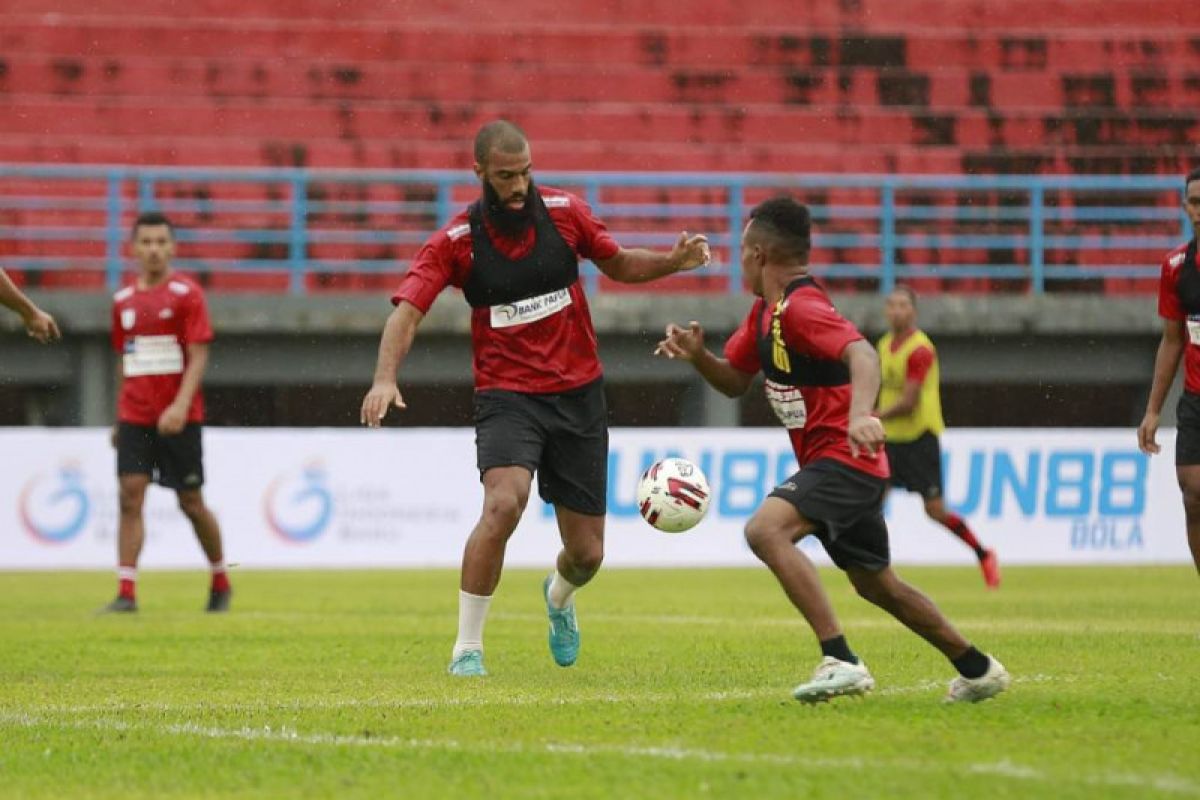 Pemain Persipura Marinus Wanewar dan Fridolin Yoku dalam masa pemulihan