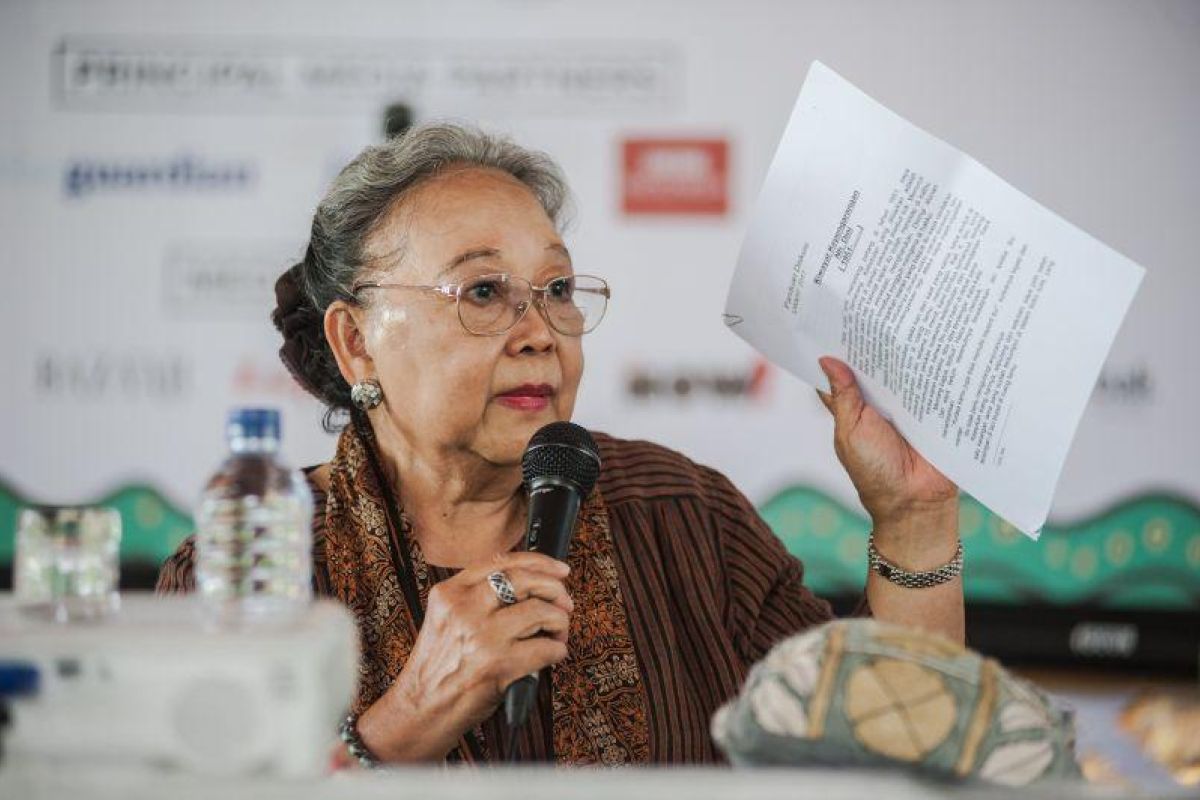 Deciphering Indonesia in its myriad shades through its female writers