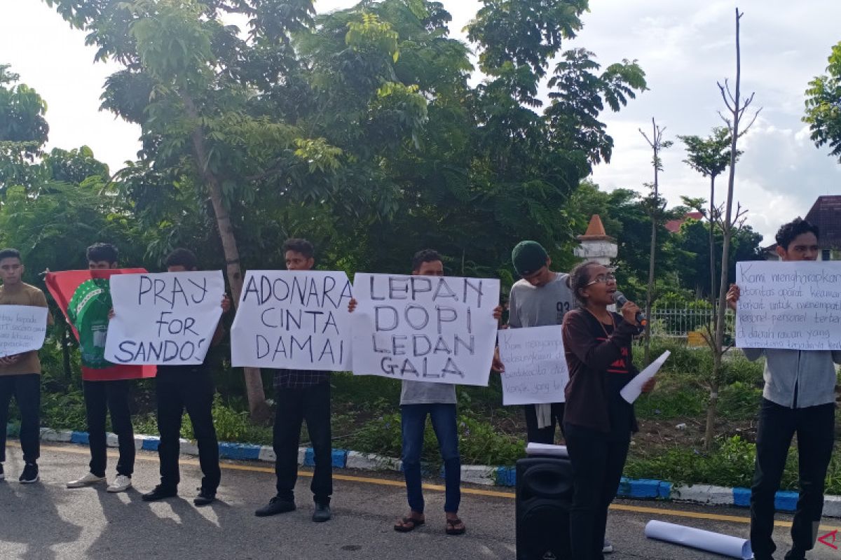 Puluhan mahasiswa  gelar aksi damai terkait perang tanding Adonara