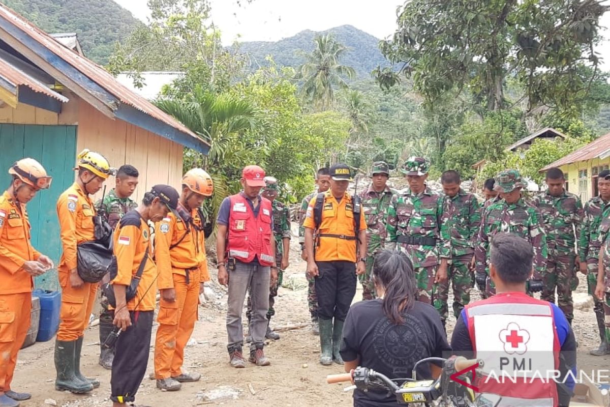 Tim SAR evakuasi jenazah korban banjir bandang di Lore Barat