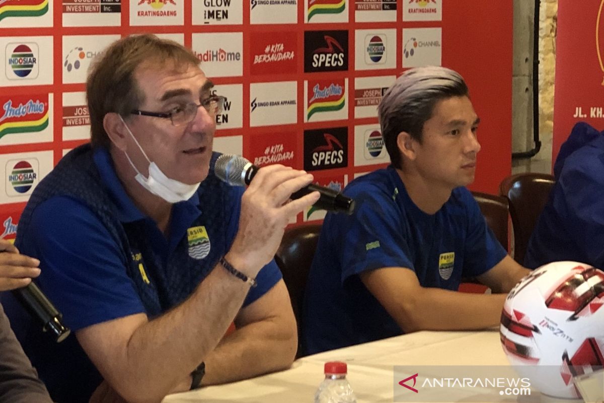 Pelatih Persib Bandung rindu suasana stadion