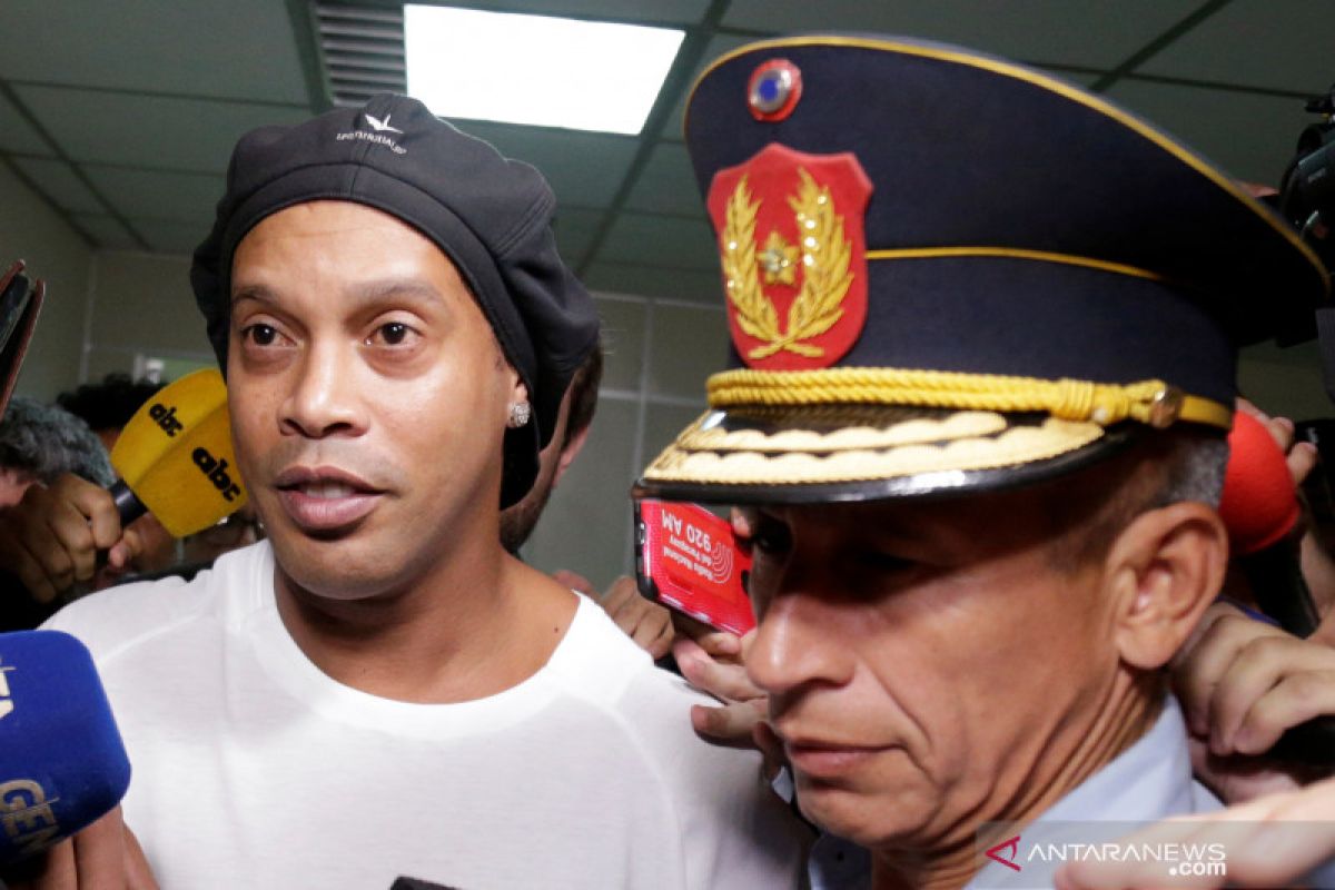 Mantan pemain timnas Brasil Ronaldinho dicekal di Paraguay, ini penyebabnya