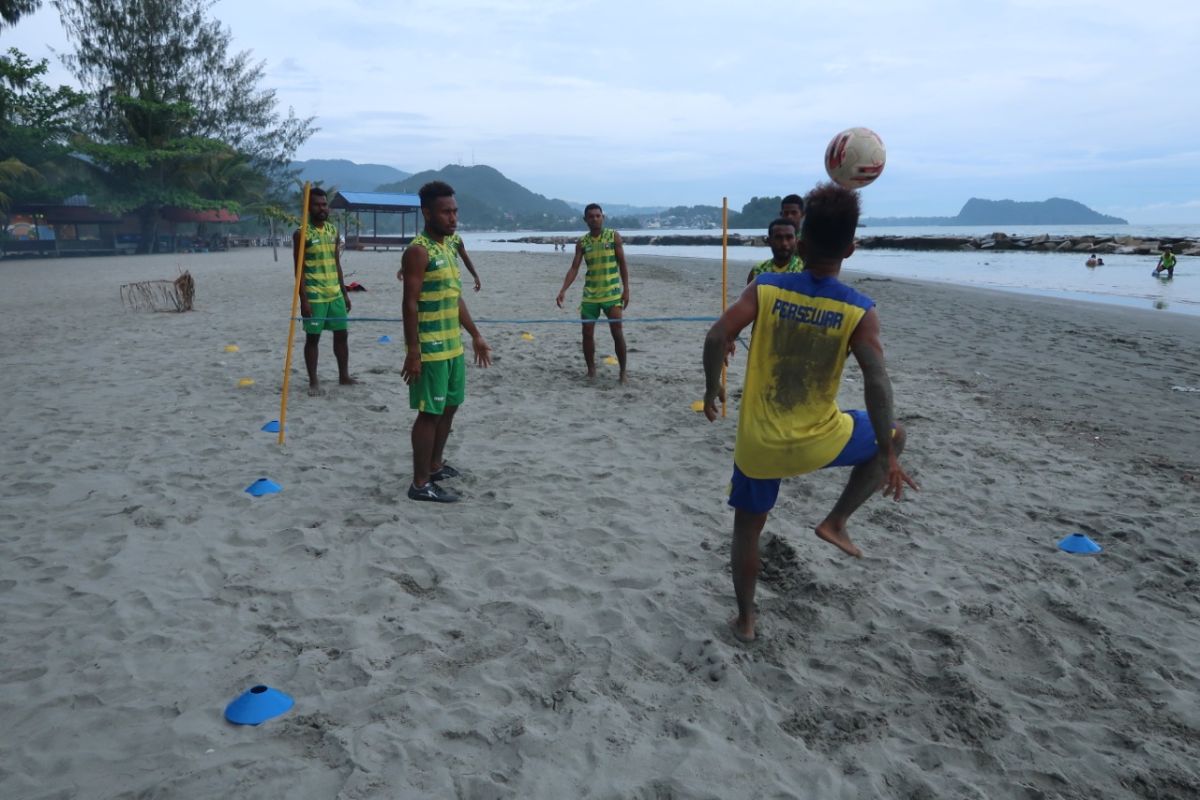 Persewar Waropen lakukan pemulihan stamina pemain di Pantai Hamadi Jayapura