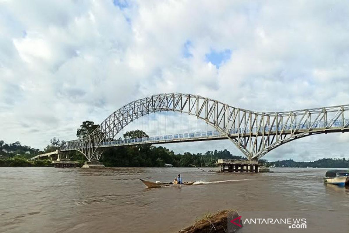 Debit Sungai Barito di atas normal, tongkang dilarang berlayar