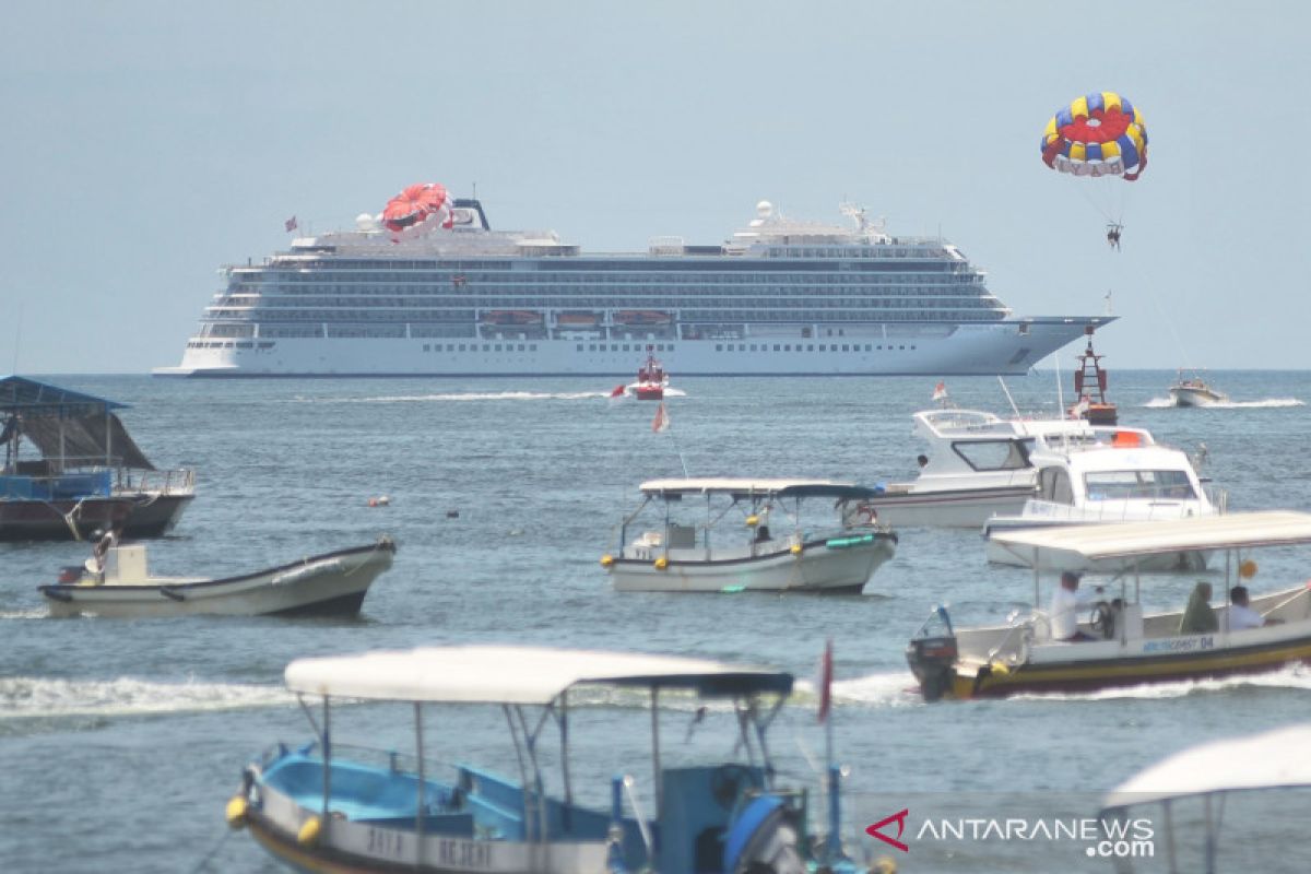 Kapal pesiar Viking Sun berlabuh di kawasan pelabuhan Benoa