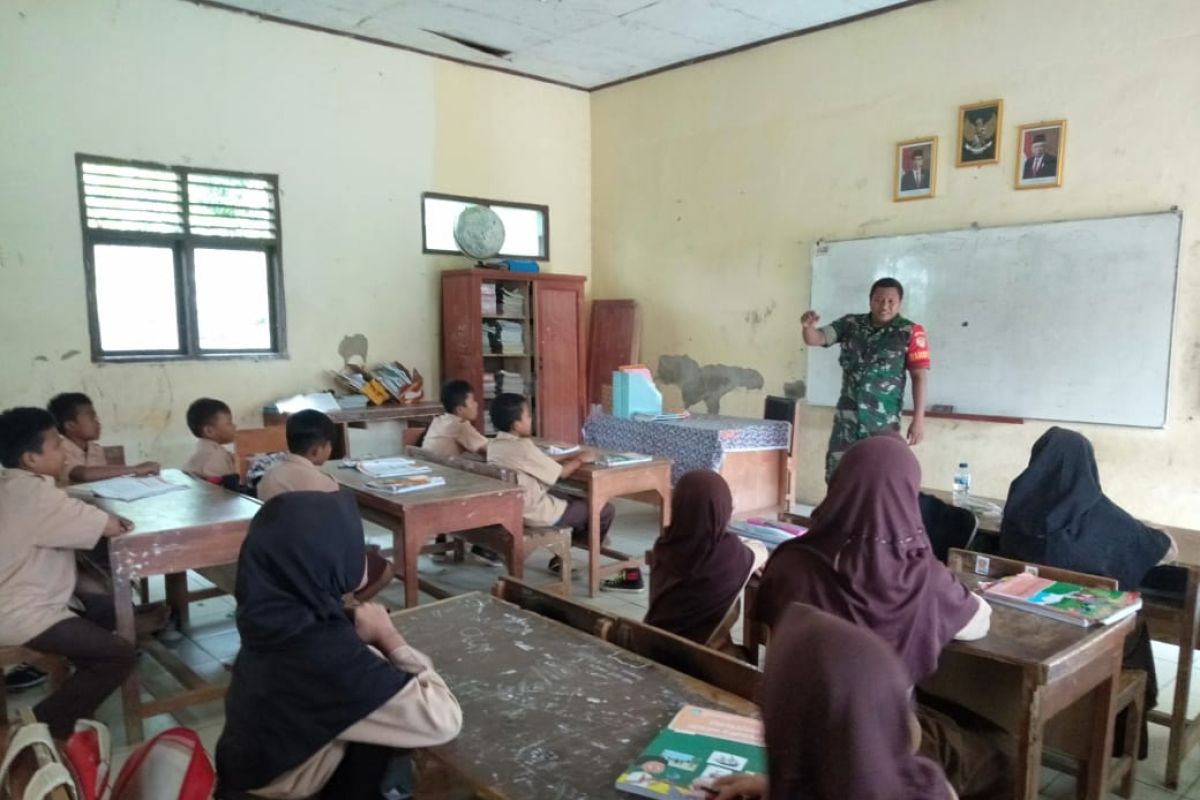 Babinsa Cikande berikan materi wawasan kebangsaan pelajar SD di Serang
