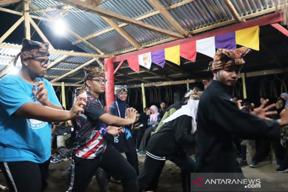 Students from Malaysia come to Pariaman to learn silat