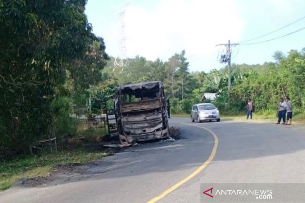 Bus Kurnia jurusan Medan- Aceh terbakar di kawasan pegunungan Seulawah