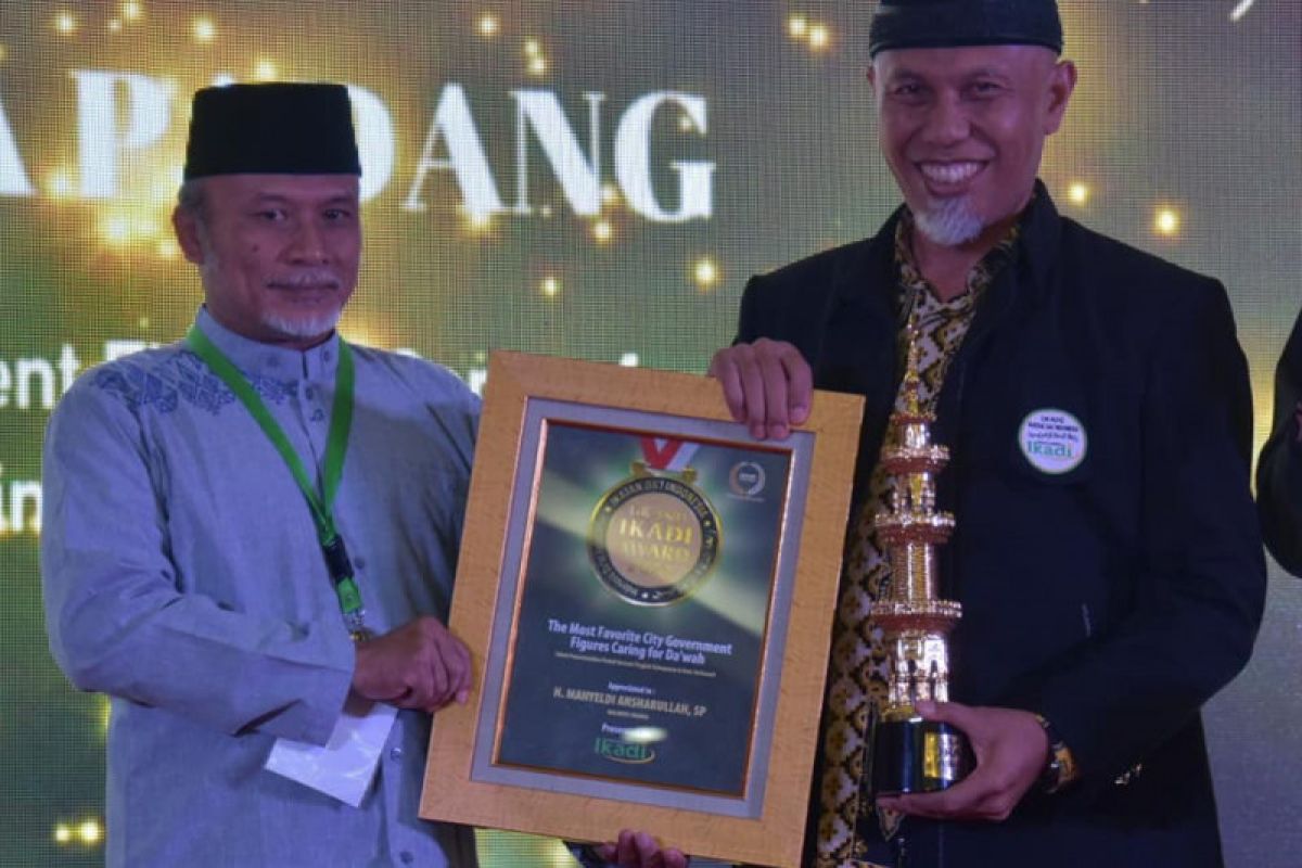 Wali Kota Padang terima penghargaan Grand Ikadi Award 2020