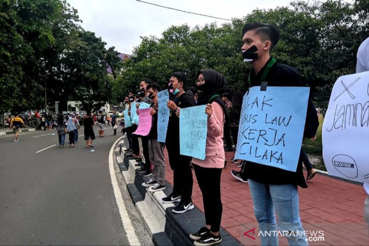 Mahasiswa di Palangka Raya lakukan aksi diam tolak RUU Cipta Kerja