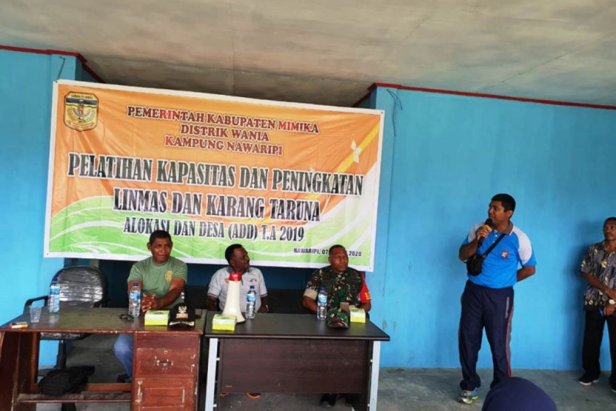 Bhabinkamtibmas latih kapasitas  anggota Linmas Kampung Nawaripi