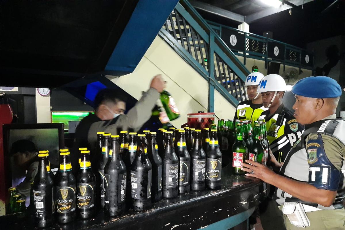 Satpol PP Banten sita ratusan minuman keras dari tempat hiburan malam