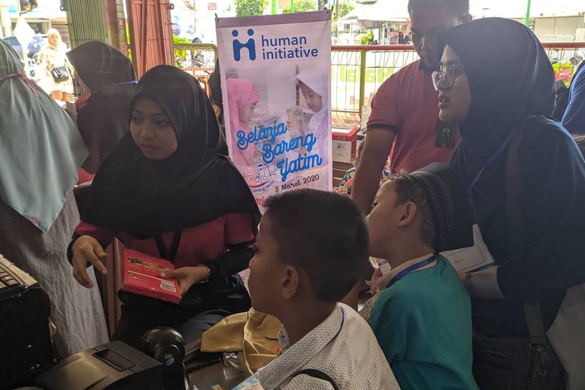 90 anak yatim belanja perlengkapan sekolah gratis bersama Human Initiative Sumatera Barat