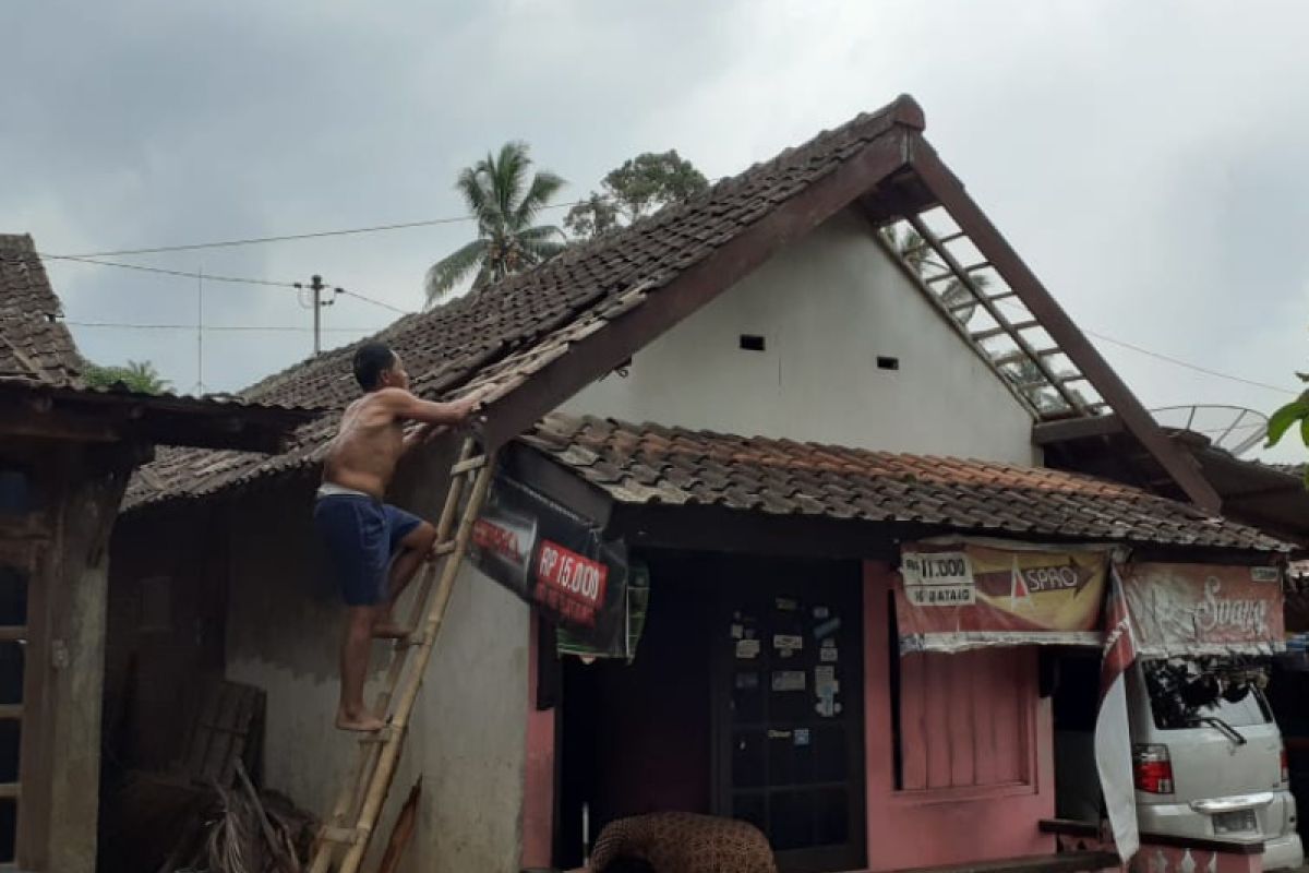 Angin kencang rusak 14 rumah dan satu SPBU di Semarang