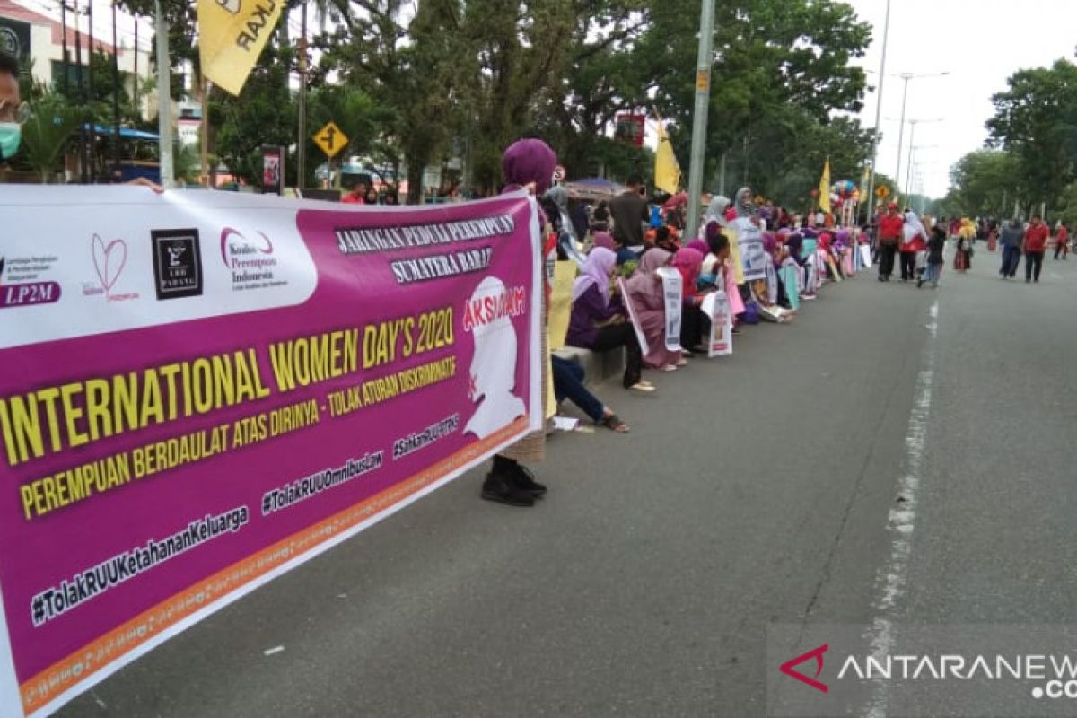 Jaringan peduli perempuan Sumbar gelar aksi tolak aturan diskriminatif