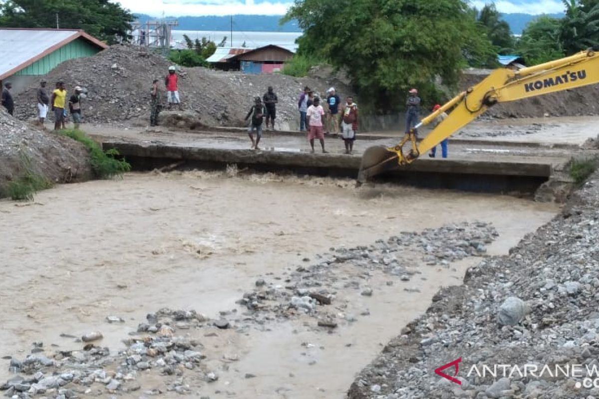 Pemkab Wondama turunkan alat berat keruk kali Anggris